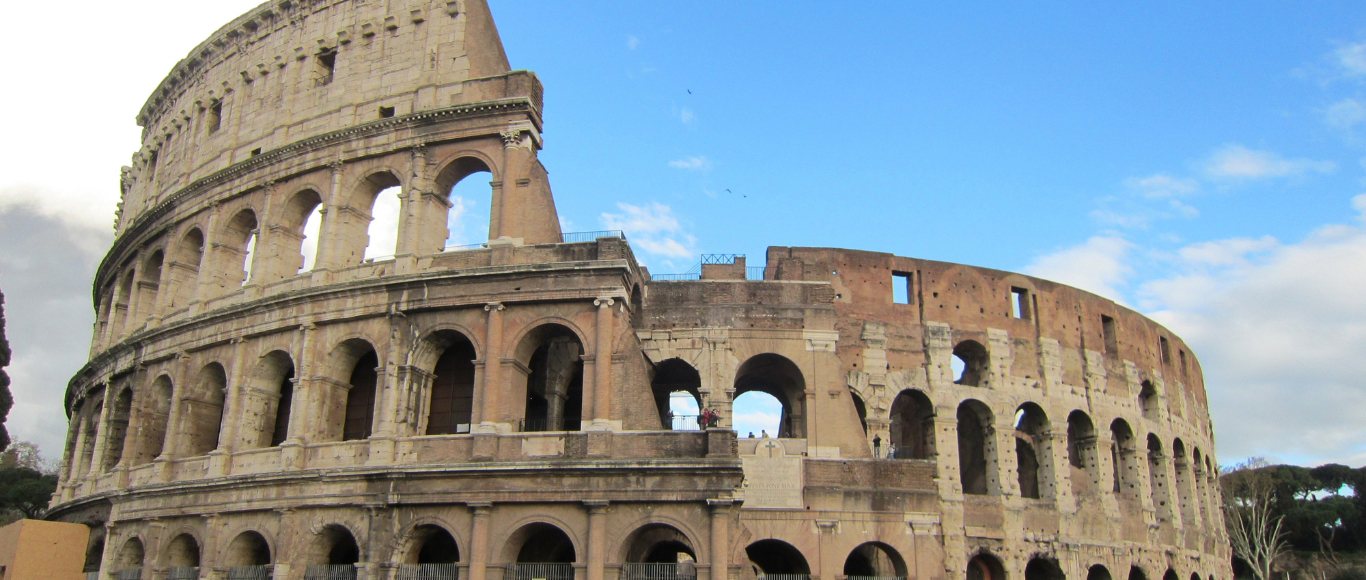 le Colisée à Rome construit en travertin